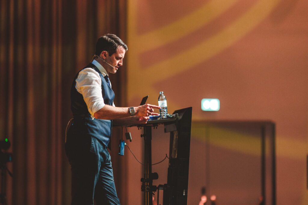 KI Experte für Workshops in der Schweiz: Roger Basler de Roca 1 KI-Experte Roger Basler de Roca DACH Raum